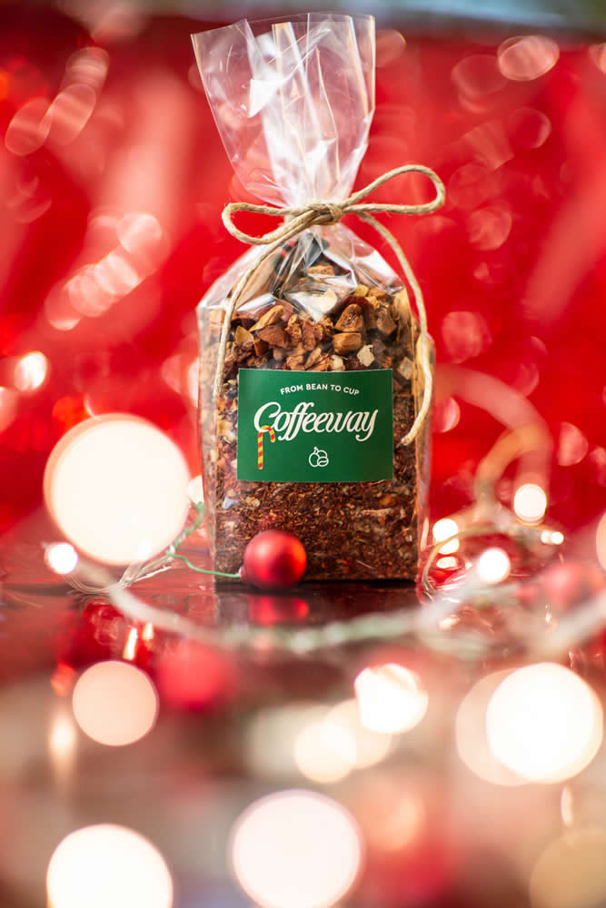Our limited edition Coffeeway Christmas tea is available this Christmas too! Red tea, apple, cinnamon, pineapple, rose, cocoa beans, star anise, almonds, cloves and pink pepper. The most original tea you have ever tasted!
